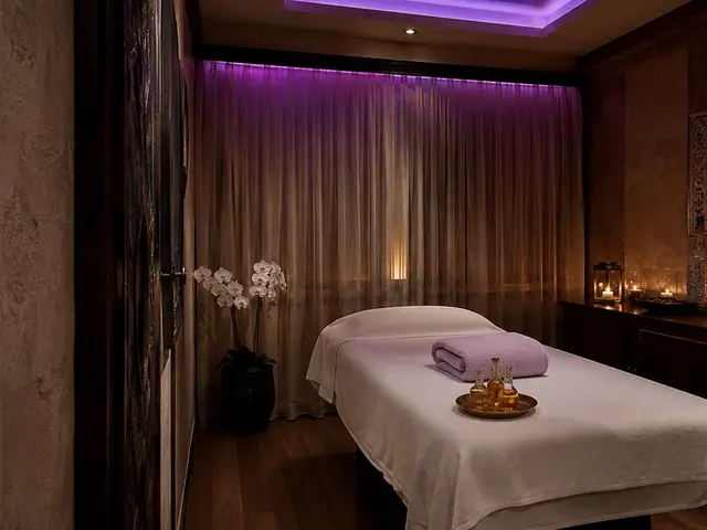 Mor ışıklı, mumlarla hazırlanmış masaj odası — Ispartakule, Masaj Salonun