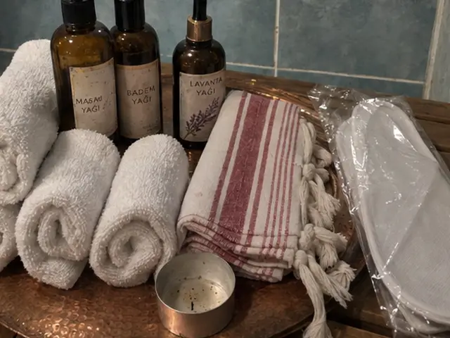 Bakır tepside rulo havlular, peştemal ve masaj yağları — Ispartakule, Masaj Salonun